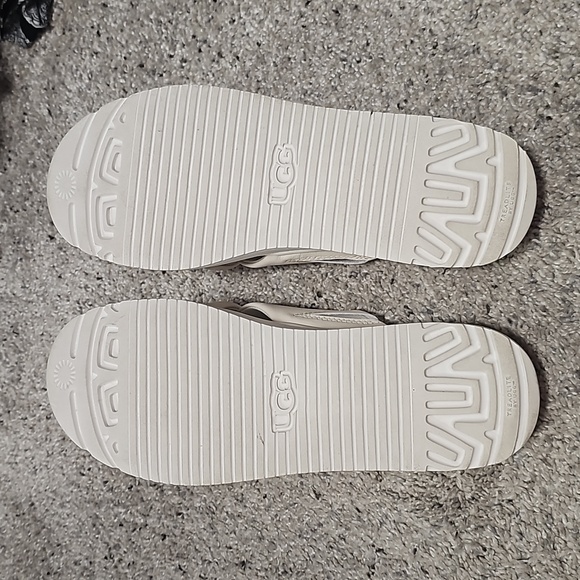 UGG cris cross slides - Picture 4 of 11